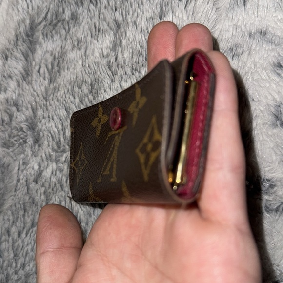 Men’s Or Women’s Louis Vuitton Key Carrier with Rare Red Interior! Super clean! - Picture 10 of 13